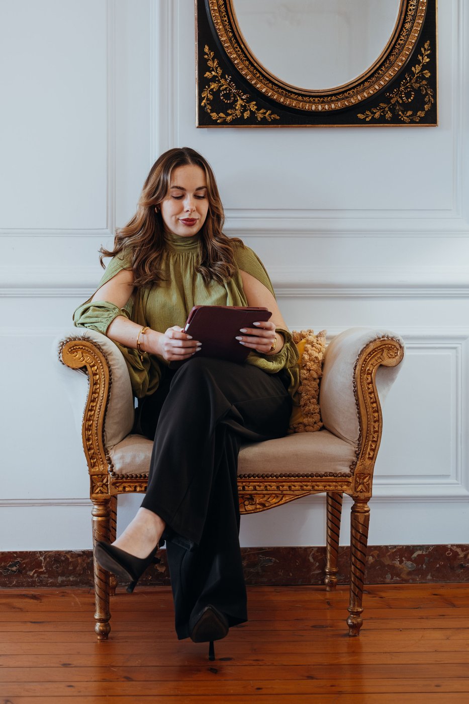 Léana Lascoux au travail dans son atelier