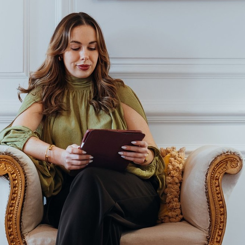 Léana Lascoux travaillant sur sa tablette