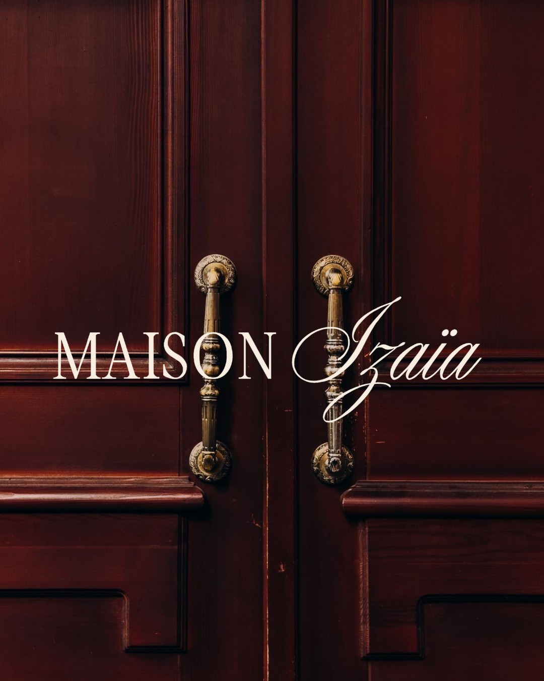 Maison Izaia — logo sur portes boisées