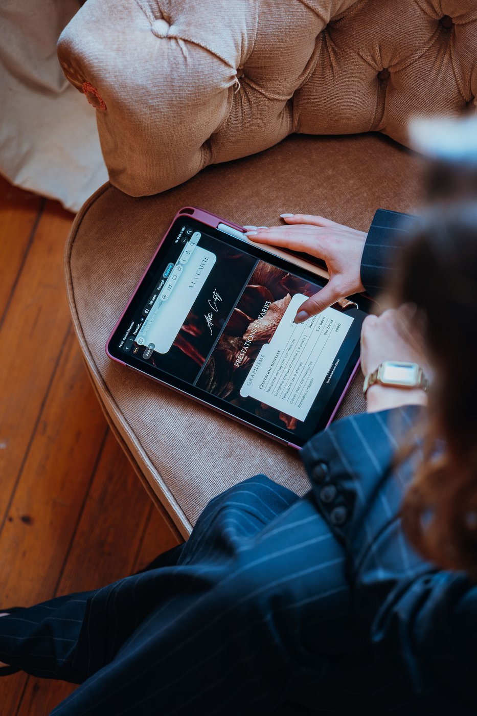 Léana travaillant sur sa tablette